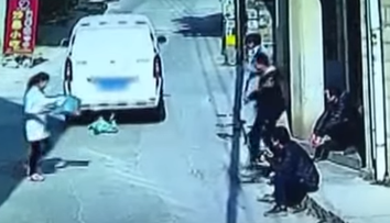 VIDEO: Nepozorná matka takmer prišla o syna. Dieťa vbehlo pod dodávku