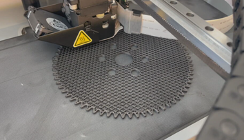 Na Slovensku otvorili kreatívne centrum aj s 3D tlačiarňou, ktorá vyrába súčiastky potrebné vo vesmíre