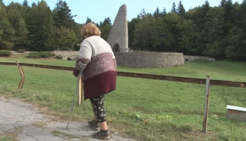 Návštevníci Dukly neskrývajú sklamanie. Jeho okolie chátra a chodníky sa rozpadávajú