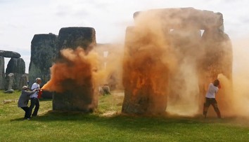 VIDEO: Klimatickí aktivisti v Británii nastriekali farbu na ikonický Stonehenge
