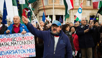 Séria protivládnych protestov v Maďarsku pokračuje, zhromaždili sa tisíce ľudí