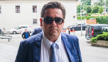 Kočnera stíha polícia aj pre vydieranie novinára Valčeka