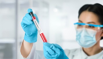 Žijete v jednom byte, celá rodina má covid, ale vy ste stále negatívny? Vedci vysvetlili, ako je to možné