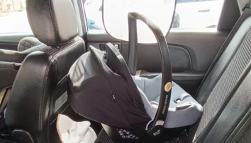 Nejavilo známky života. Policajti v Námestove vyslobodili dieťa (2) zo zamknutého auta