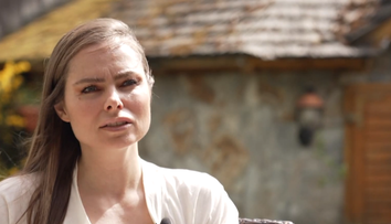 Oblečenie vyrába z odpadového mlieka. Linda verí, že mliečny textil o pár rokov nahradí bavlnu