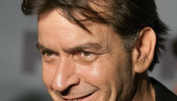Šťastný Charlie Sheen. Podrobil sa experimentu, potlačili uňho vírus HIV
