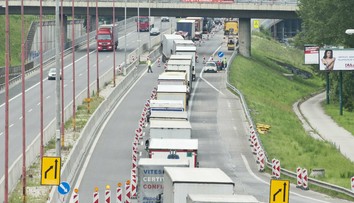 V tuneli Sitina sa zrazili štyri autá, vodiči stáli vo veľkej kolóne