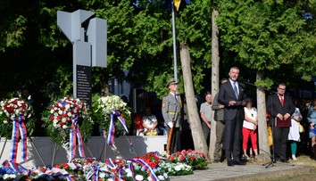 Prezident Pellegrini sa vydal na 12-kilometrový pochod po stopách hrdinov SNP