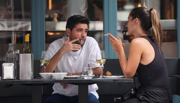 Cigareta na terase bude možno minulosťou. Európska komisia má v pláne zákaz fajčenia aj vonku