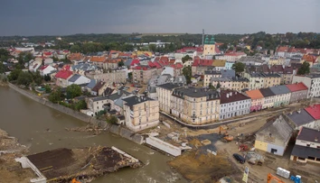 Počas upratovania po ničivých povodniach v Poľsku našli dve telá