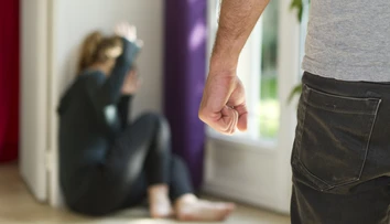 Násilie v rodinách je čoraz brutálnejšie. Väčšina Slovákov si myslí, že žena má s tyranom ostať, aj keď útočí na deti