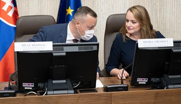 Začala sa medzi nimi vojna. Odborári hrozia štrajkami, Krajniak chce obmedziť ich vplyv