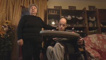 Zdravotná poisťovňa vymáha stovky eur od mladého invalida. O dlhu sa dozvedel, až keď požiadal o príspevok