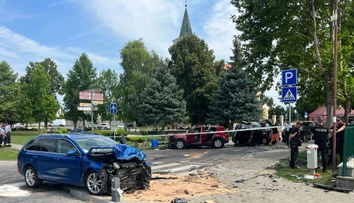 Ako z akčného filmu. Polícia opísala naháňačku, po ktorej je niekoľko zranených a tri zdemolované autá