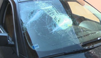 Muža rozzúril privysoký účet za nákup. S tyčou v ruke začal vystrájať, zaútočil aj na štáb TV Markíza