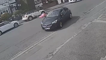 Hrôzostrašný moment. Dievča (11) vbehlo pod kolesá auta, po nehode odkráčalo po vlastných