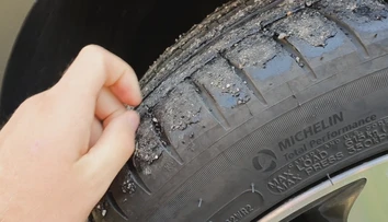 Nadávky a hromženie na opravovanej ceste pri Podhájskej. Vodiči si nespoznali kolesá