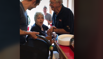 Utajili celé tehotenstvo! Muž prekvapil na Vianoce rodinu s bábätkom