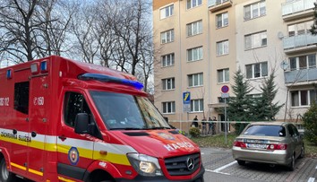 V byte v Bratislave našli dvoch mŕtvych mužov a zranenú ženu