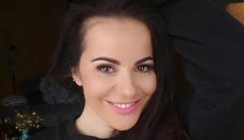 Katka Knechtová nahá vo vani. Intímne partie jej zakrývali iba kvety