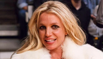 Britney pozabudla, že na zápas zobrala aj deti. Vášnivé bozky a vykúkajúce prsia