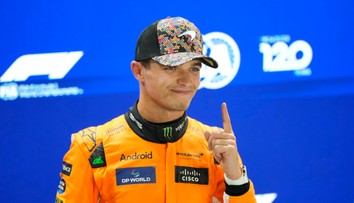 Aha, kde som bol včera a kde dnes. V Singapure sa môže stať veľa, sľúbil Verstappen. Norrisovi však pozeral na chrbát