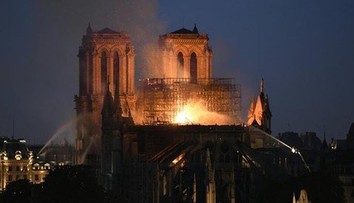 Z požiarom zničenej katedrály Notre-Dame začnú odstraňovať lešenie
