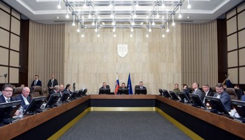 Poslanci zarobia v hrubom viac ako premiér. Podľa odborníkov ministri zarábajú neprimerane málo