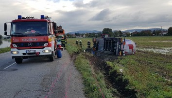 Pri Chynoranoch sa prevrátil kamión s cisternou, vodič sa zranil