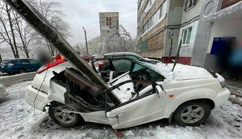 Snehová búrka narobila vo Vladivostoku spúšť. Majiteľ auta sa len tesne vyhol betónovej platni (video)