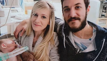 Rodičia prehrali boj so súdmi. Malého Charlieho nemôžu umelo držať pri živote