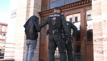 Neskutočné! 11-krát trestanému mužovi zverili dievča do náhradnej starostlivosti, on ho zneužíval