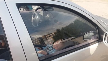 Dráma v Galante. Policajti dostali z rozhorúčeného auta dve malé deti