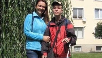 Rodina nevidiaceho chlapca, ktorých v motoreste odmietli obslúžiť, tam prišla znova