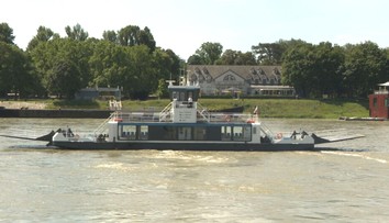 Zaplatili milióny a nemajú z toho nič. Štát pred štyrmi rokmi kúpil kompu, ktorá iba kotví na Dunaji