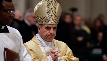 Jeden z najvplyvnejších vatikánskych kardinálov nečakane rezignoval