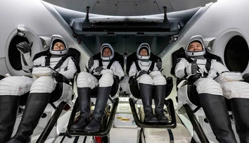 Astronauti sa po piatich mesiacoch vrátili z ISS na Zem