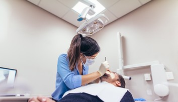 Ľudia sú pobúrení zo zrušenia benefitov na zuby. Ročne prídu o nemalé peniaze (+ anketa)