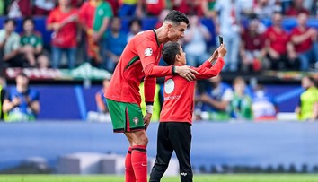 VIDEO: Selfie s Ronaldom skúšali na trávniku až piati. Usporiadateľ namiesto výtržníka „zostrelil“ Portugalčana