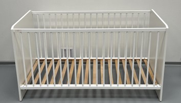 Postieľka, v ktorej sa dieťa môže zraniť. SOI upozorňuje na nebezpečný výrobok