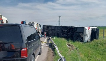 Vodiči, pozor. Na R1 neďaleko Trnavy sa prevrátil autobus