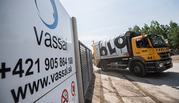 Dvoch policajtov a vedenie Vassal EKO obvinila polícia z korupcie