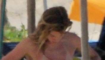 Topmodelka zhodila vrch plaviek. Pohľad na ňu bol priam bolestivý