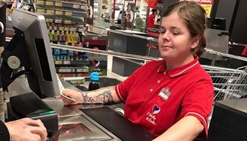 Pobúrení zákazníci Kauflandu. Pokladníčka predávala s hakovým krížom na ruke