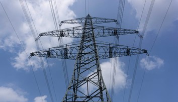 Energetická kalamita: Na západnom a strednom Slovensku sú tisíce ľudí bez elektriny