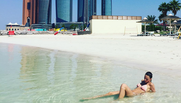 Telo bohyne. Sexy tanečnica z Tvoja tvár znie povedome v plavkách