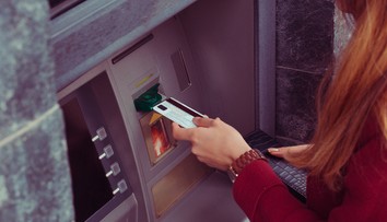 Žena po prehýrenej noci zistila, že má na účte 50-miliardovú „sekeru“. Vysvetlenie bolo jednoduché