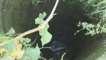 Chcel zarobiť peniaze pre 13 detí, teraz bojuje o život. Pri kopaní studne takmer zhorel zaživa