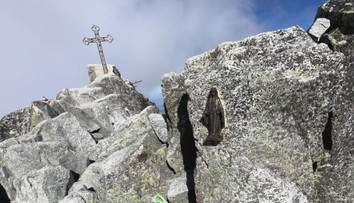 Sochy Panny Márie ktosi vyniesol na vrcholy Tatier. Ochranári v tom vidia problém