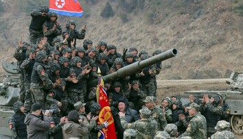 Kim Čong-un sa pripojil k svojim vojakom, počas výcviku sadol do tanku